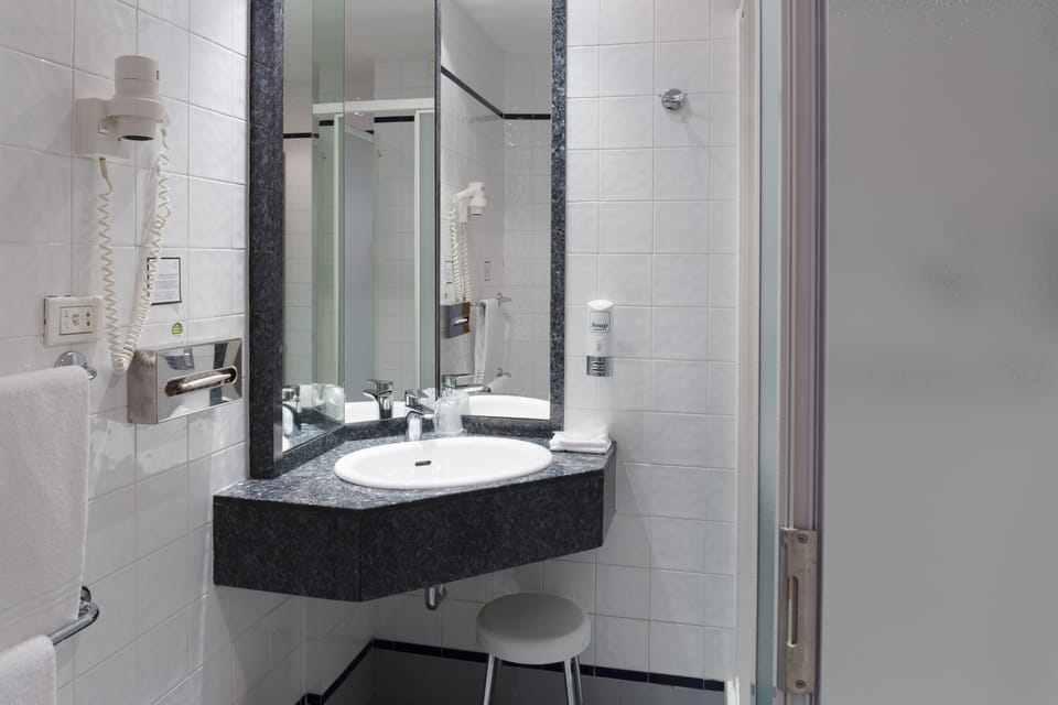 Shower, hair dryer, bidet, towels