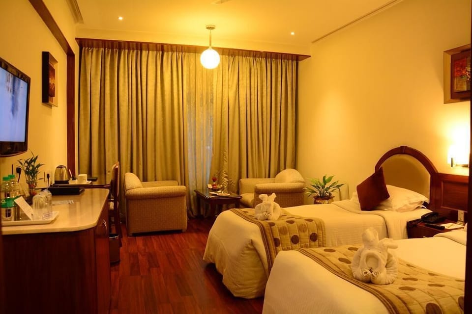 Executive Superior Room | Minibar, in-room safe, desk, soundproofing