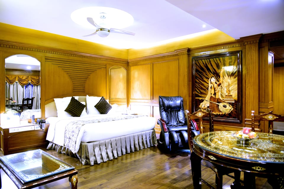 Premier Suite | Minibar, in-room safe, desk, soundproofing