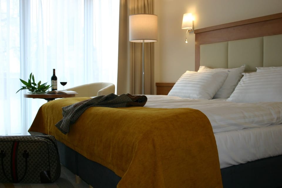In-room safe, desk, bed sheets