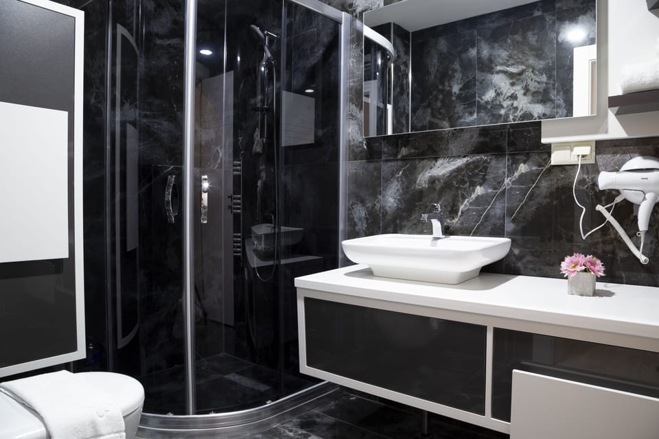 Shower, rainfall showerhead, free toiletries, hair dryer