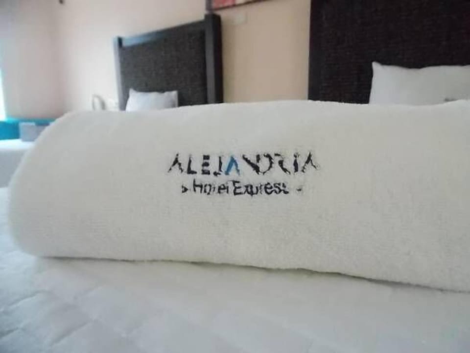 Desk, soundproofing, WiFi (free), bed sheets