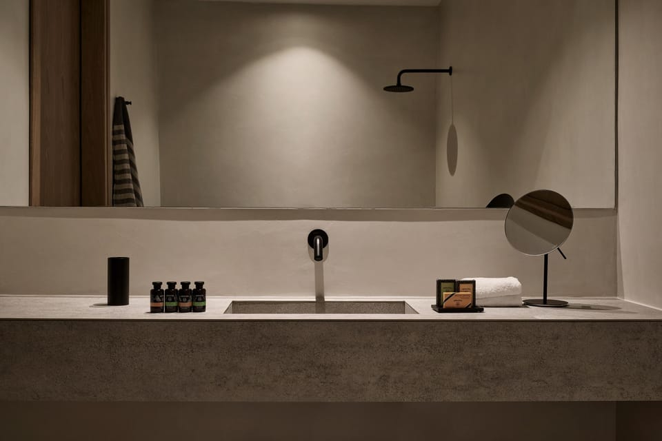 Signature Twin Room | Bathroom | Shower, free toiletries, hair dryer, bathrobes