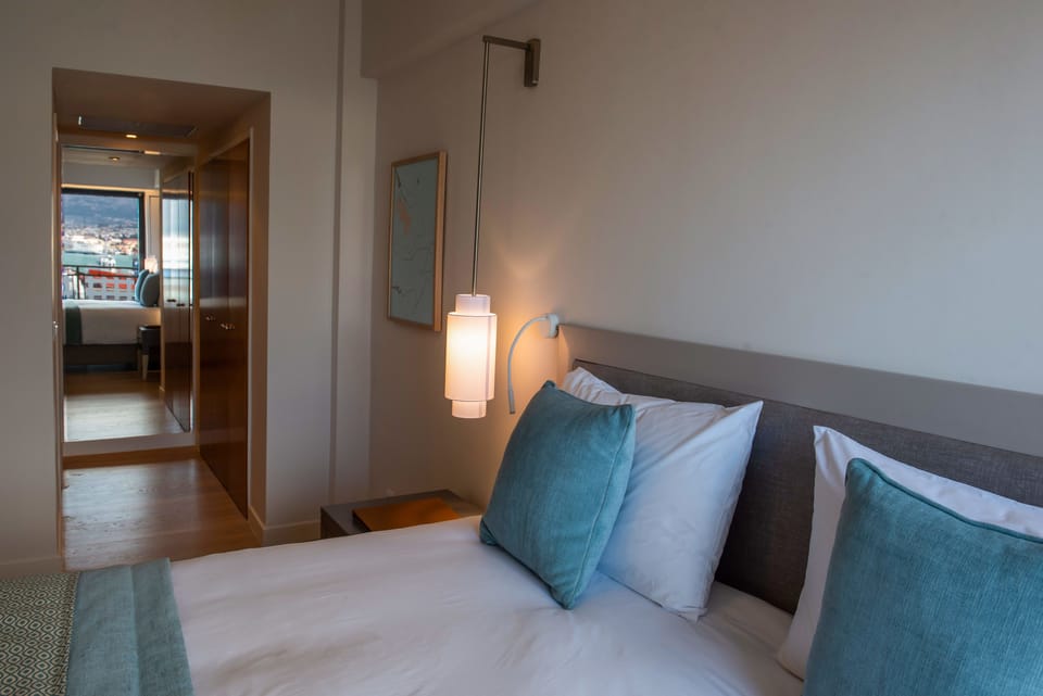 Executive Suite | Minibar, in-room safe, desk, blackout drapes