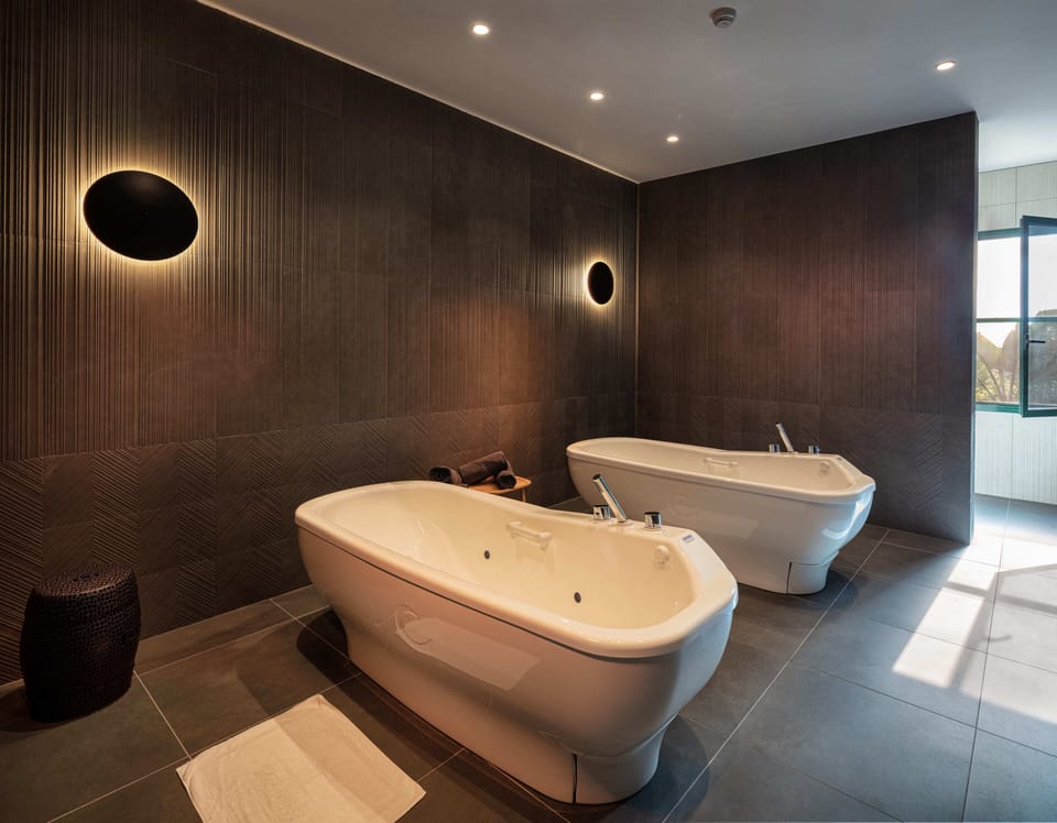 Couples treatment rooms, sauna, hot tub, steam room, body treatments
