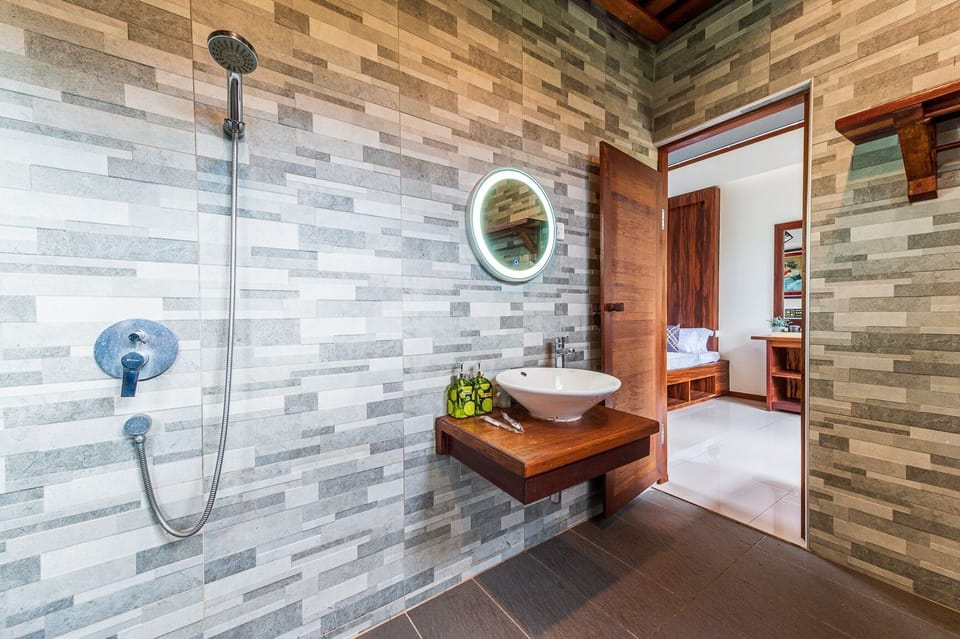 Shower, free toiletries, hair dryer, bidet