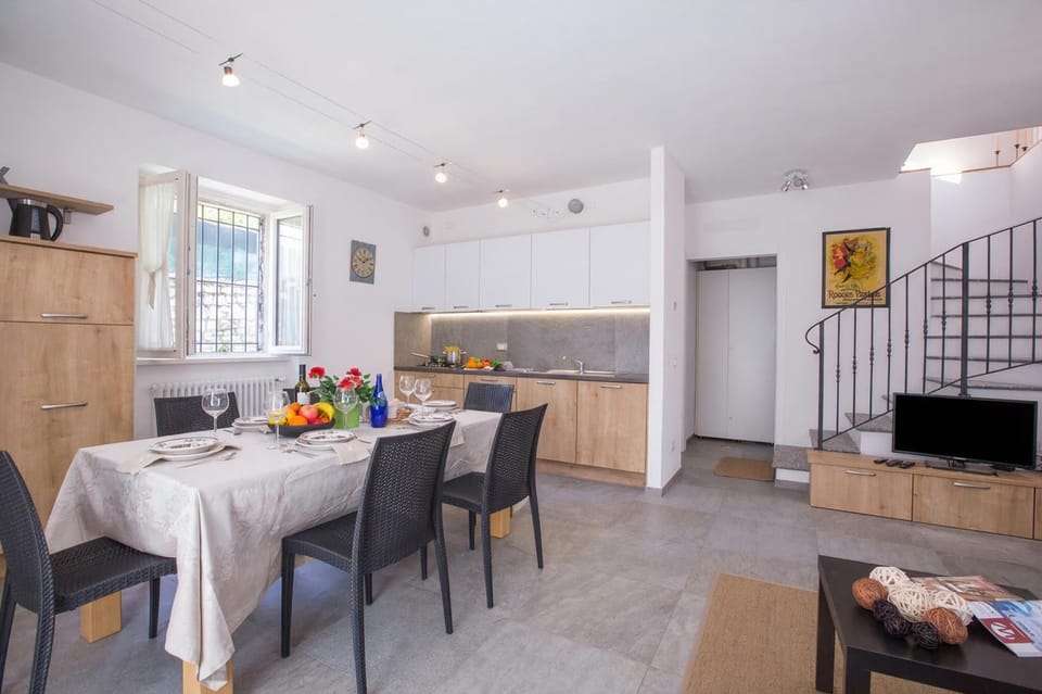 Family House, Multiple Bedrooms, 2 Bathrooms (Lenno Dolcelago) | Dining room