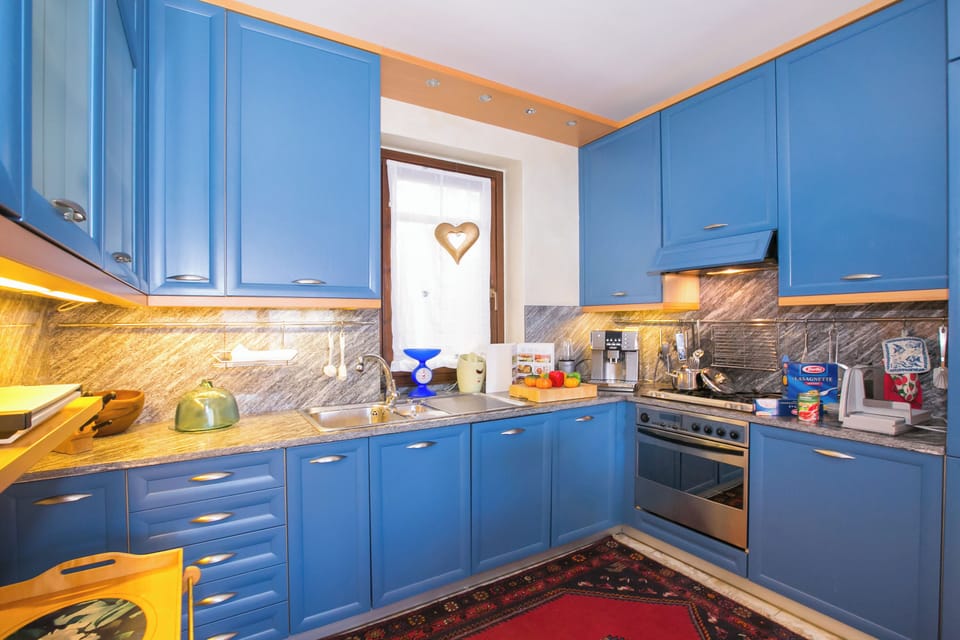 Family Apartment, Multiple Bedrooms, Mountainside (Veranda di Menaggio) | Private kitchen | Microwave, oven, stovetop, dishwasher