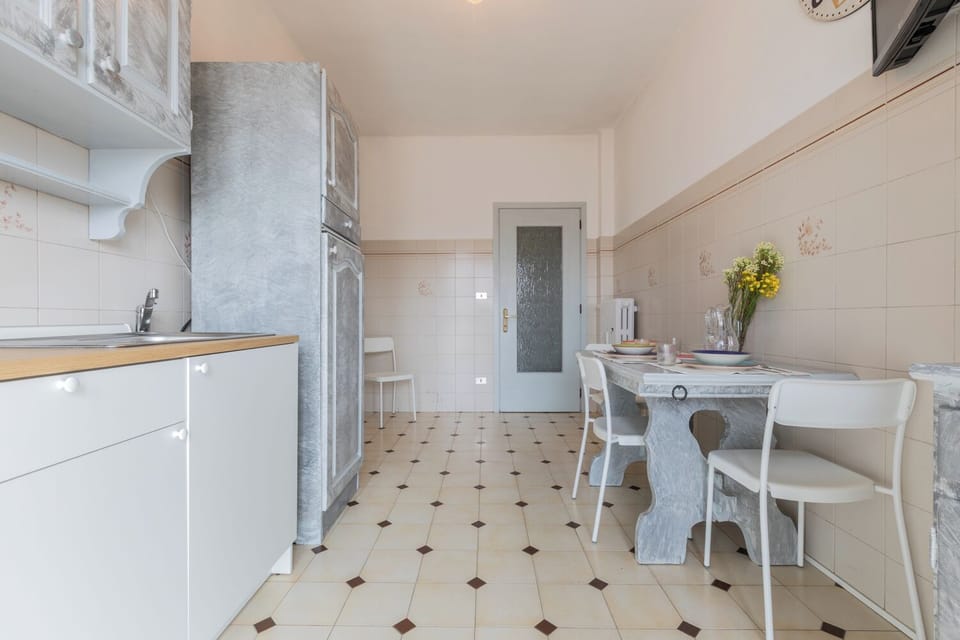 Apartment, 1 Bedroom | Private kitchen | Full-size fridge, microwave, oven, stovetop