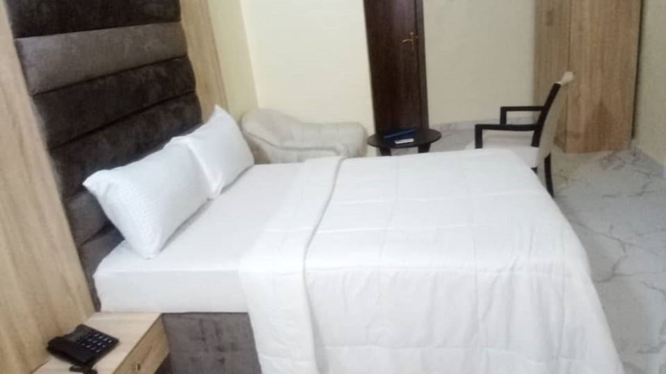Egyptian cotton sheets, premium bedding, laptop workspace, free WiFi