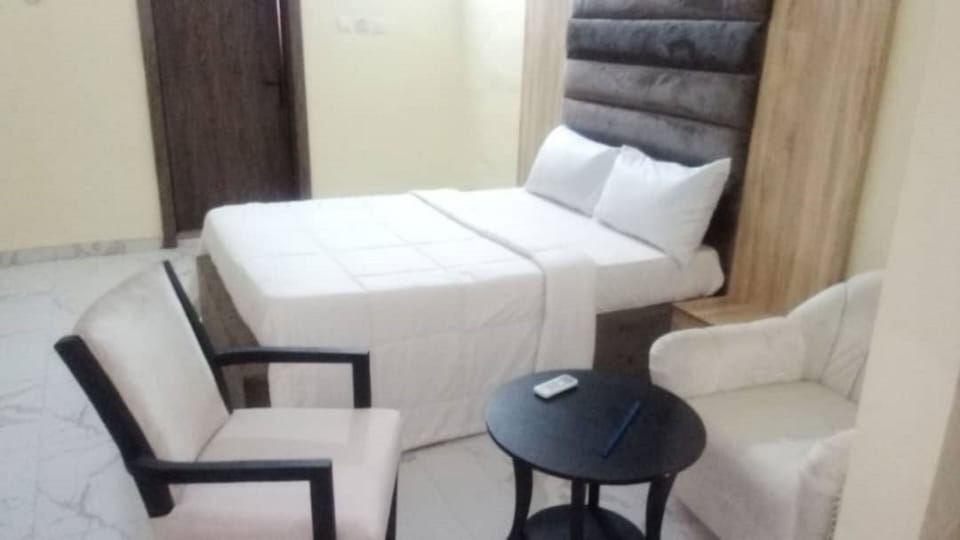 Royal Room | Egyptian cotton sheets, premium bedding, laptop workspace, free WiFi