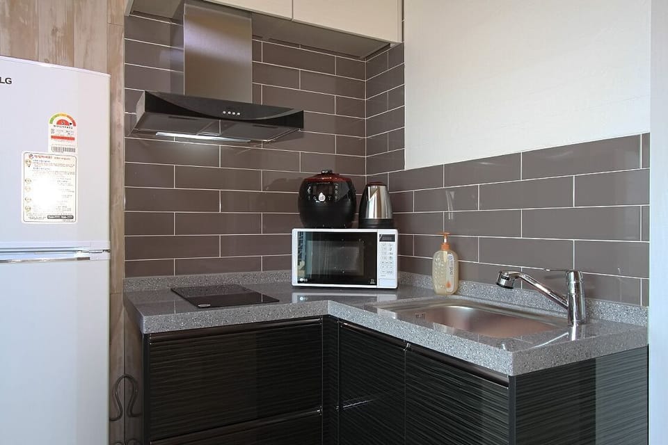 Room (Bed Type or Korean Ondol Type) | Private kitchenette | Fridge, microwave, stovetop, rice cooker