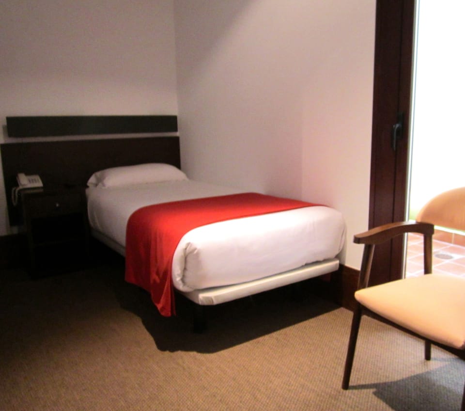 Single Room | In-room safe, desk, iron/ironing board, free WiFi