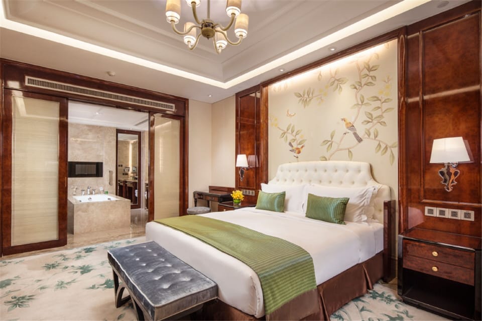 Suite | In-room safe, desk, laptop workspace, blackout drapes