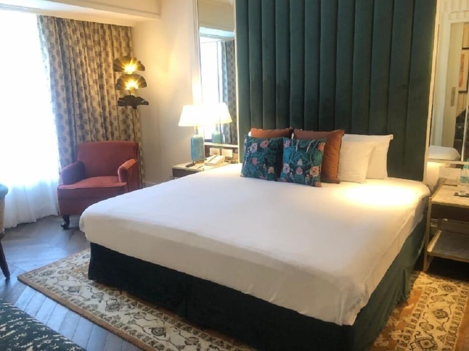SeleQtions Suite | Premium bedding, memory foam beds, minibar, in-room safe