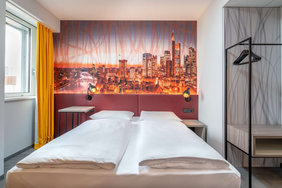 Standard Room, 1 King Bed | Hypo-allergenic bedding, soundproofing, free WiFi, bed sheets