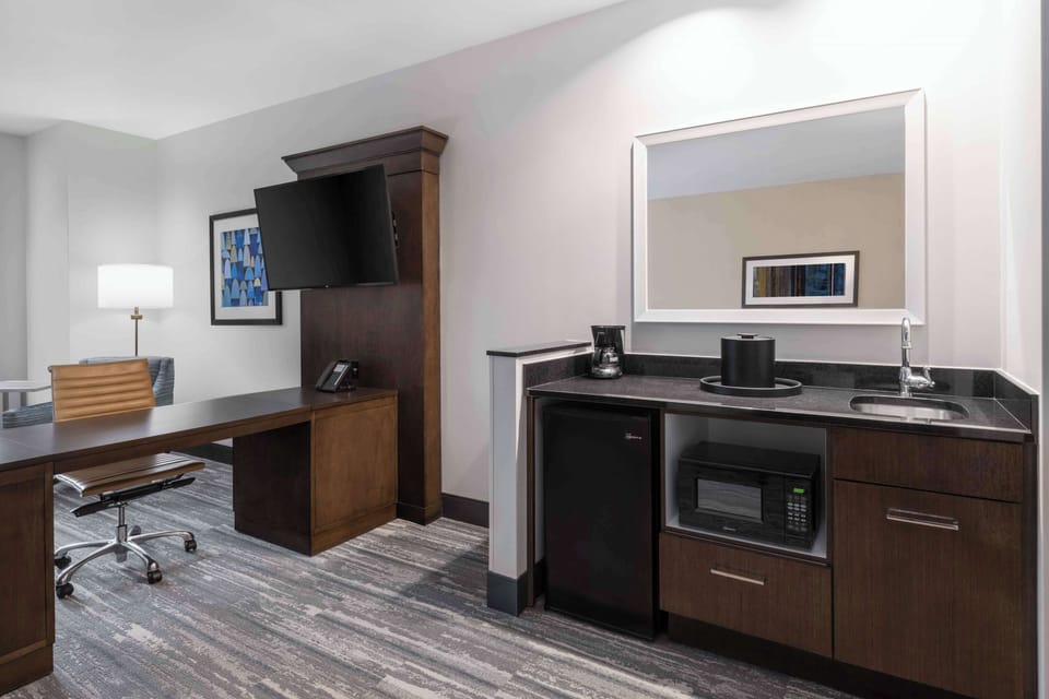 Premium bedding, in-room safe, desk, laptop workspace