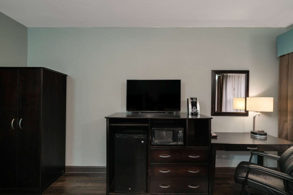 Premium bedding, iron/ironing board, free cribs/infant beds, free WiFi