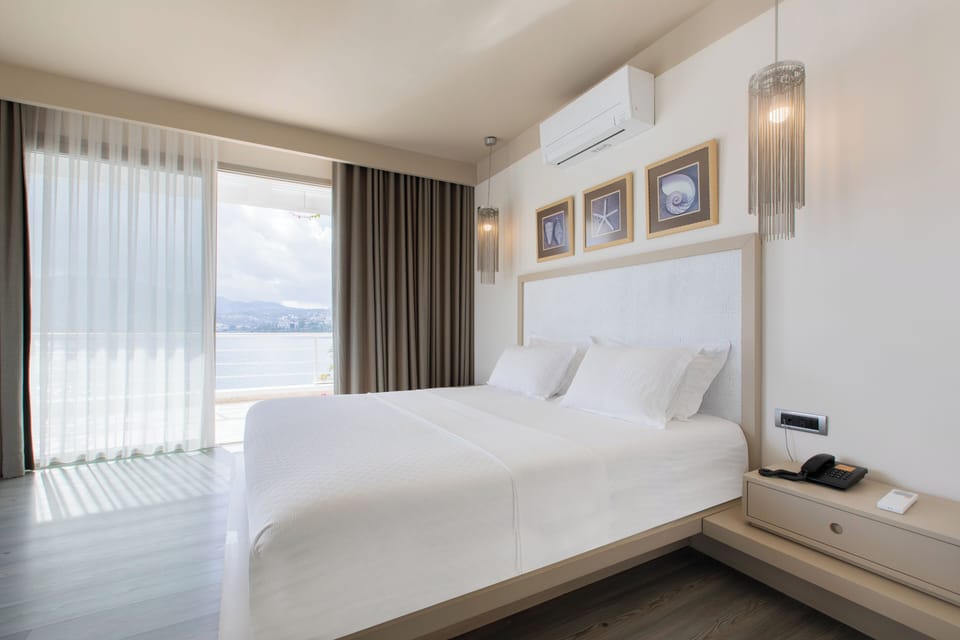 Suite | Premium bedding, minibar, in-room safe, blackout drapes