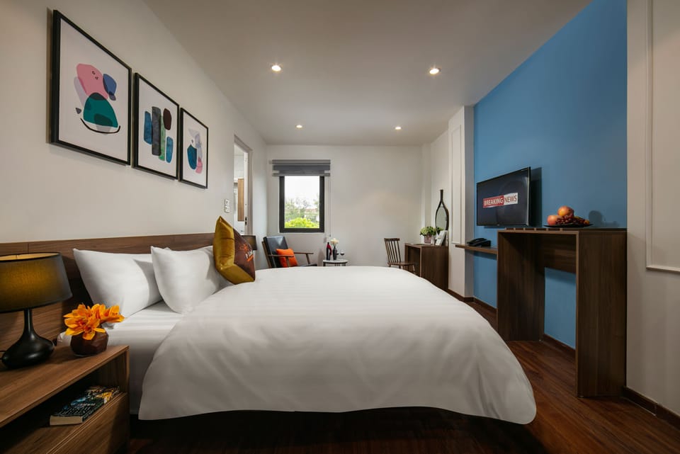 Deluxe Room, 1 King Bed, Non Smoking, City View | Desk, blackout drapes, free WiFi, bed sheets