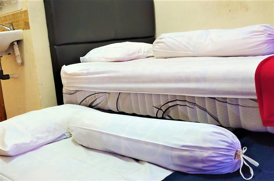 Deluxe Room | Desk, WiFi (free), bed sheets