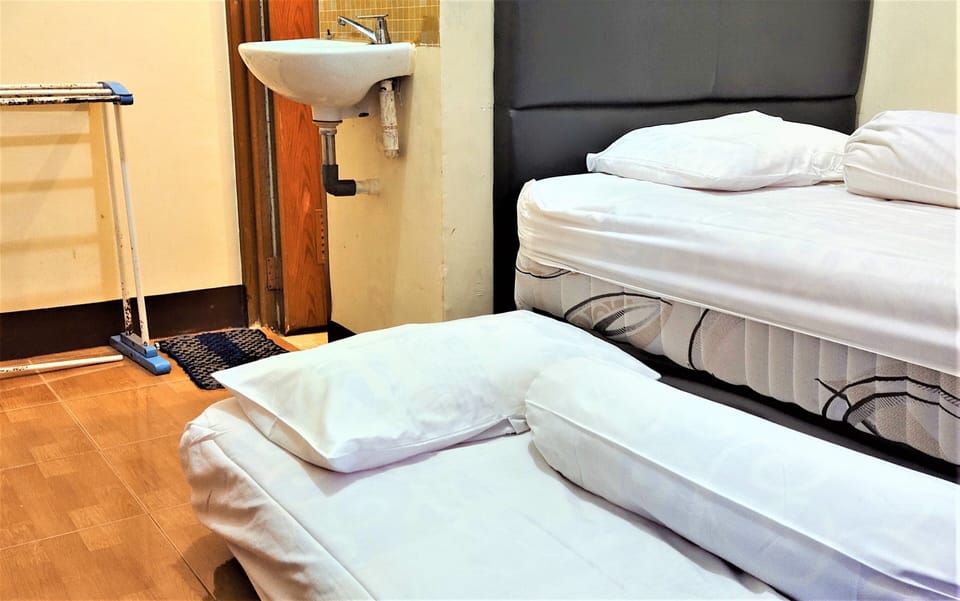 Deluxe Room | Desk, WiFi (free), bed sheets