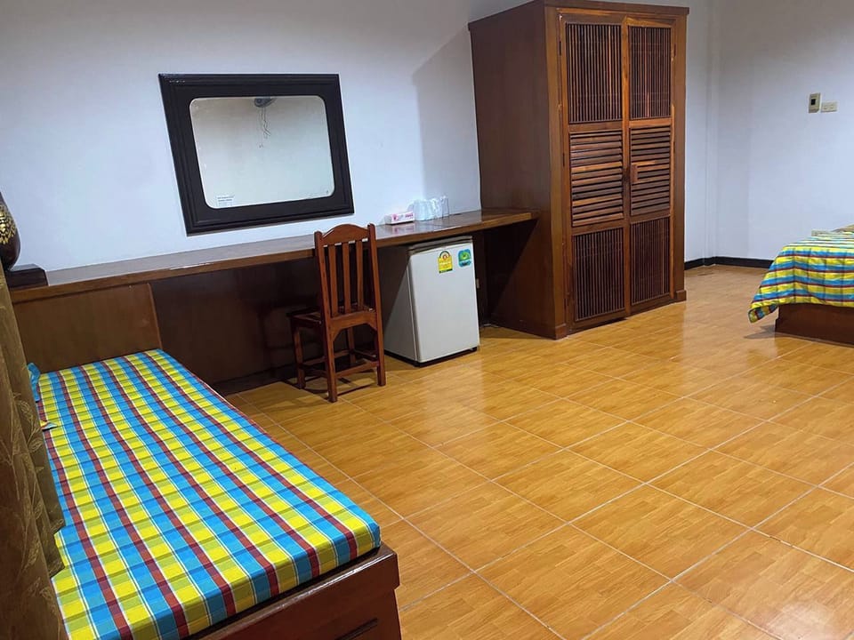 Family Room | Desk, free WiFi, bed sheets