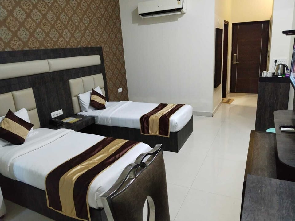 Standard Twin Room | Individually furnished, desk, laptop workspace, iron/ironing board
