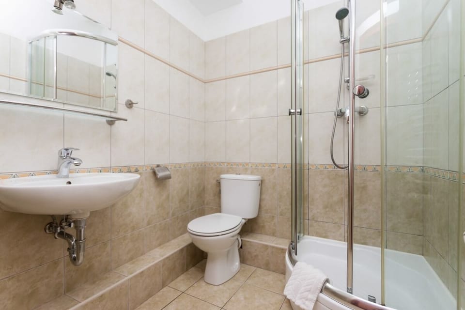 Shower, free toiletries, towels