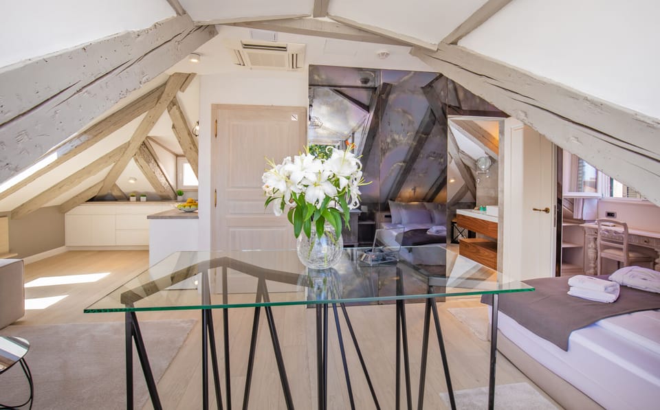 Studio (Luxury Superior Suite Attic) | In-room dining