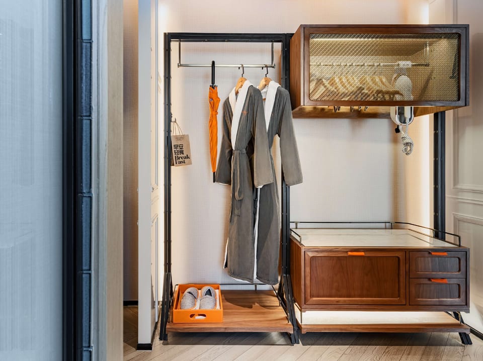 Premium bedding, down comforters, minibar, in-room safe