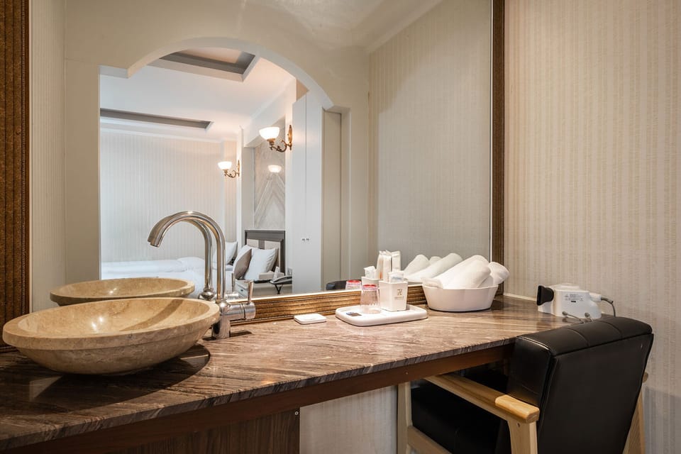 Combined shower/tub, deep soaking tub, free toiletries, hair dryer