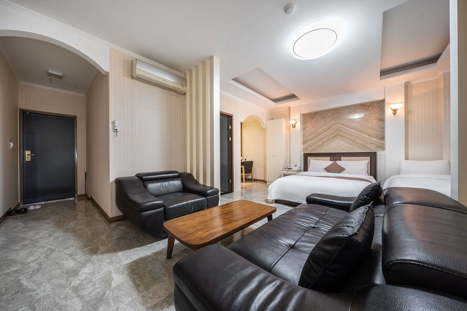 Superior Twin Room | Down comforters, individually furnished, laptop workspace, free WiFi