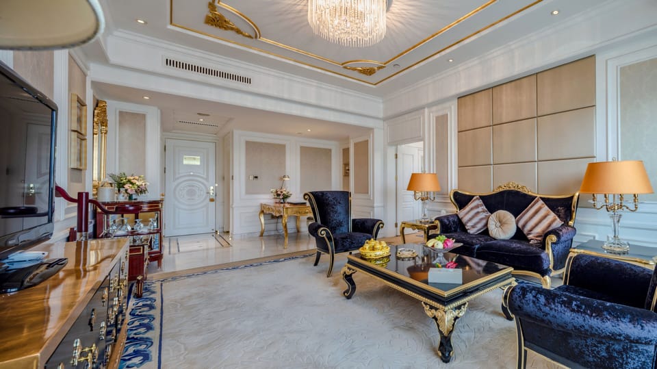 Grand Suite | Minibar, in-room safe, desk, blackout drapes