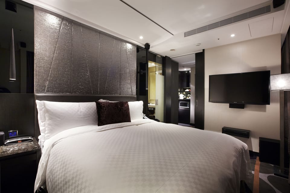 Majesty Suite | Free minibar, in-room safe, desk, soundproofing