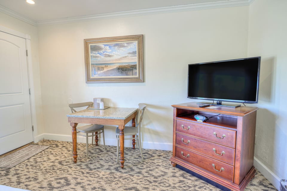 Standard Room, 1 King Bed, Pool Area | Premium bedding, desk, free WiFi, bed sheets