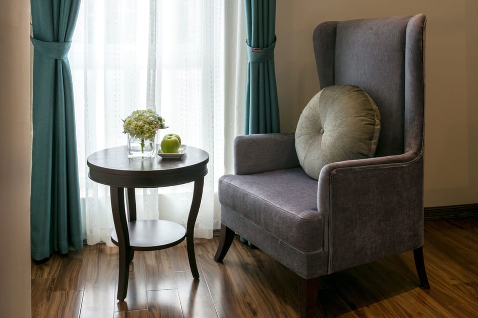 Executive Room | Living area | 32-inch flat-screen TV with cable channels, TV