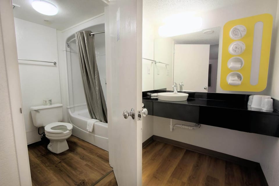 Combined shower/tub, towels