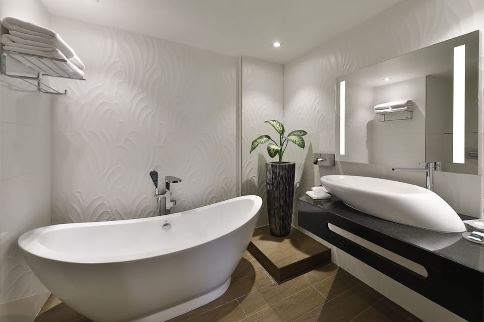 Senior Suite | Bathroom | Hair dryer, bidet, towels