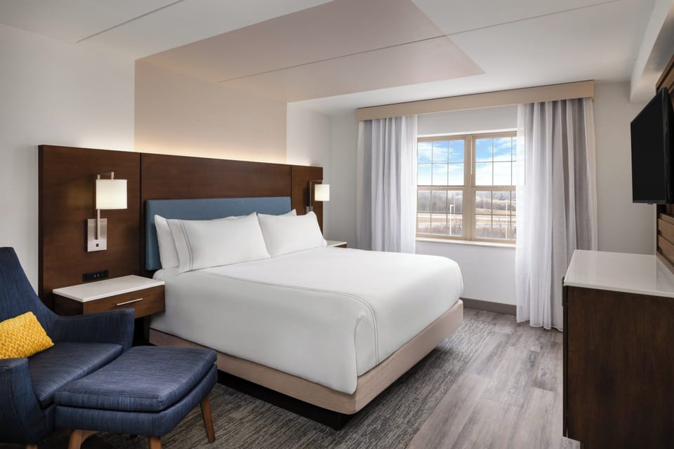 Hypo-allergenic bedding, in-room safe, desk, blackout drapes