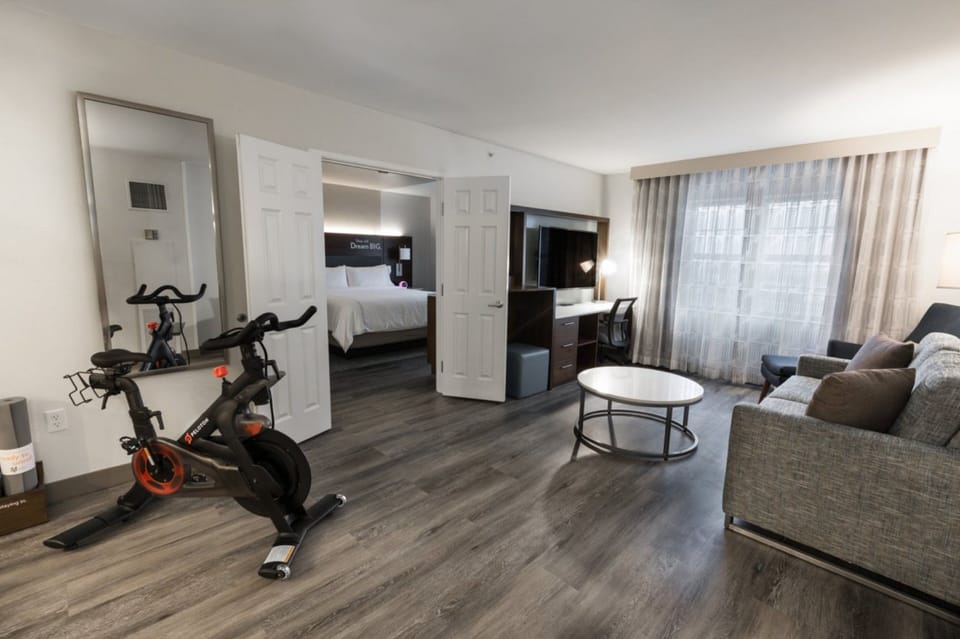 Suite, 1 Bedroom | Hypo-allergenic bedding, in-room safe, desk, blackout drapes