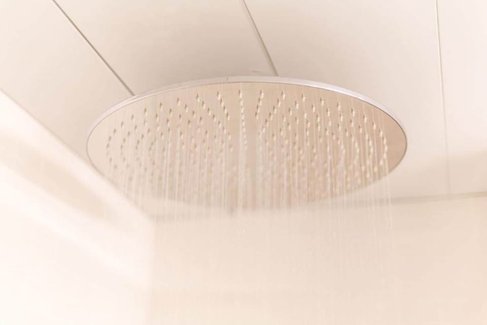 Shower, rainfall showerhead, free toiletries, hair dryer