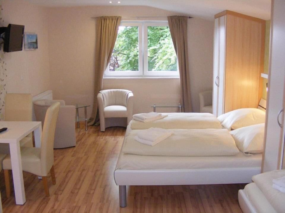 Hypo-allergenic bedding, free WiFi, bed sheets