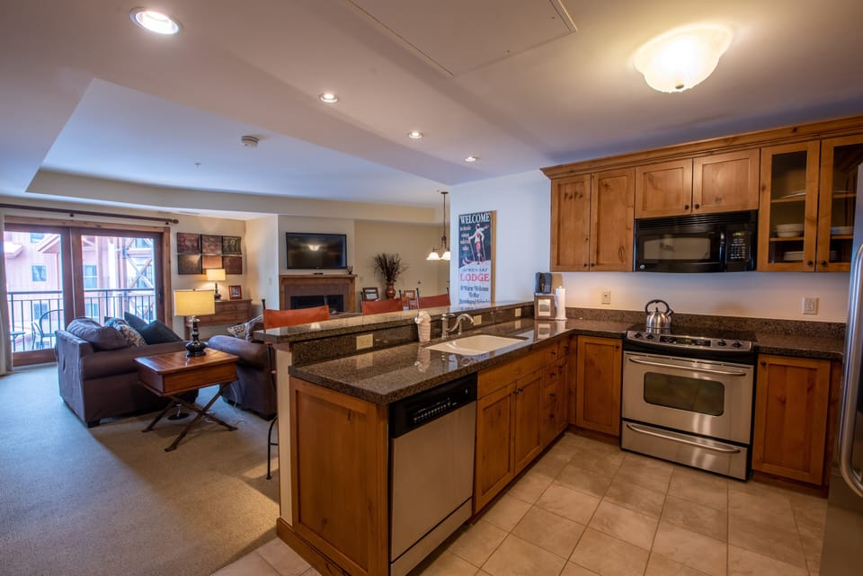 Condo, 1 Bedroom | Private kitchen | Fridge, microwave, oven, dishwasher