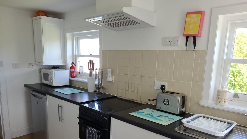 Cottage | Private kitchen | Fridge, microwave, oven, stovetop