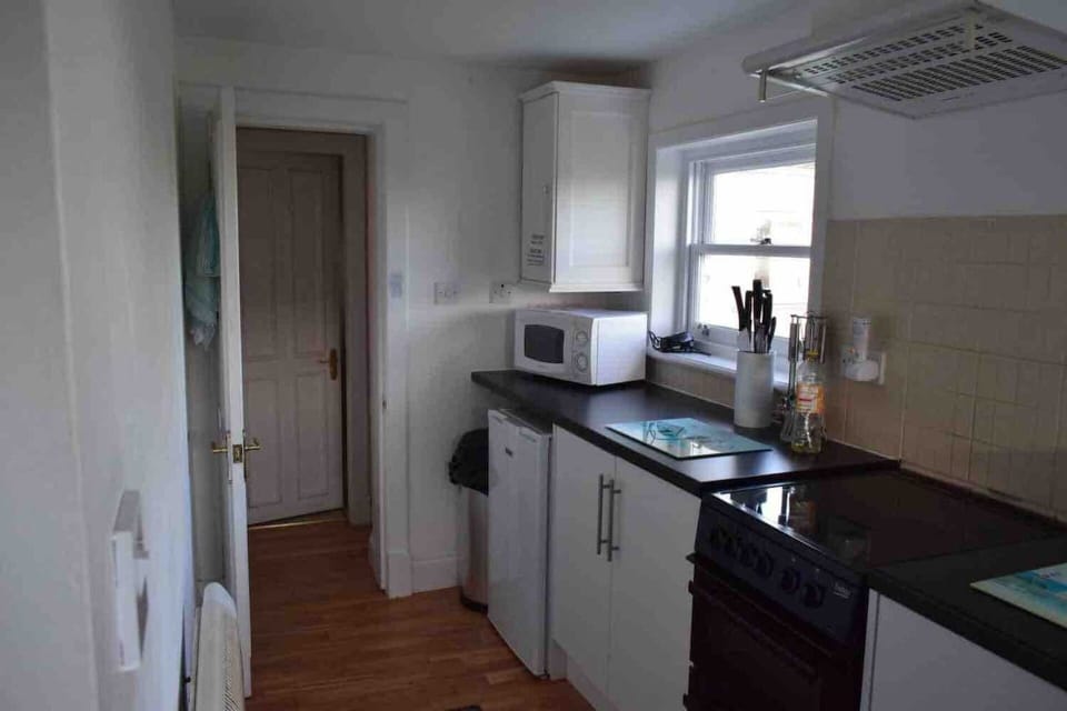 Cottage | Private kitchen | Fridge, microwave, oven, stovetop