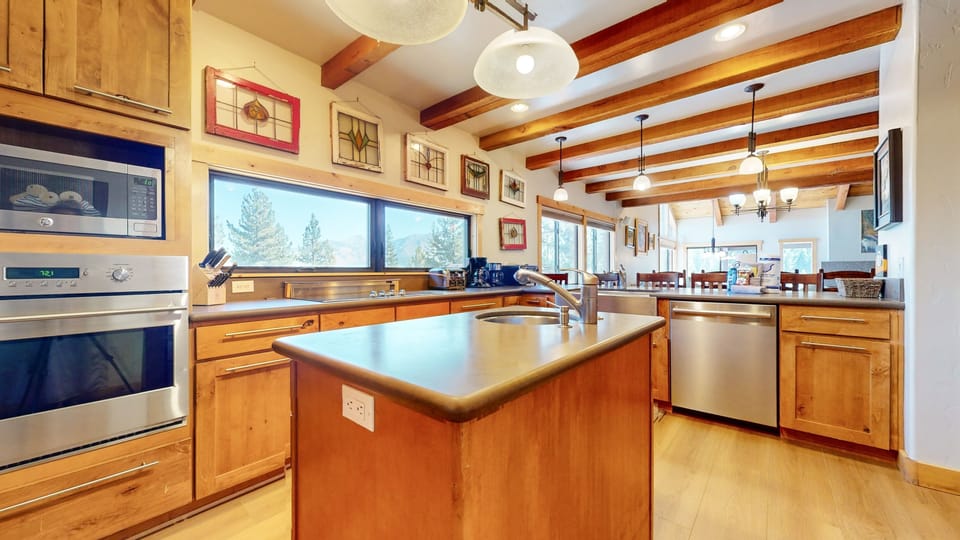 Condo, 5 Bedrooms | Private kitchen | Fridge, microwave, oven, dishwasher