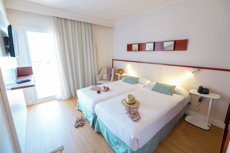 Standard Room | Desk, bed sheets