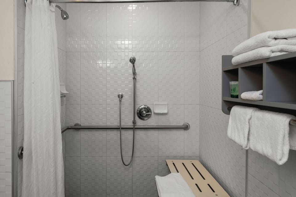 Room, 1 Queen Bed, Non Smoking | Bathroom | Combined shower/tub, free toiletries, hair dryer, towels