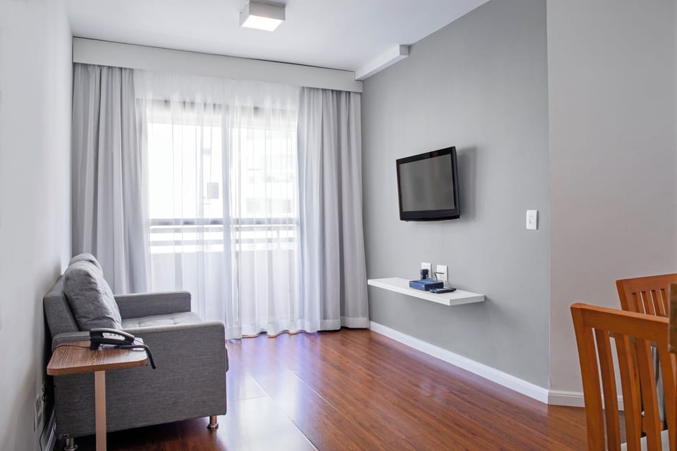 Apartamento Adaptado com 2 camas solteiro e 1 banheiro | Living room | 32-inch LED TV with cable channels, pay movies
